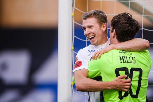 Östersunds Henrik Bellman och målvakt Andrew Robert Mills
