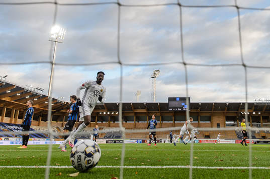 Östersunds Blair Turgott ser 1-3 målet gå in av Henrik