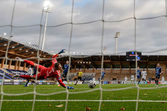 Sirius målvakt Lukas Jonsson ser 1-2 målet gå in av
