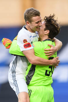 Östersunds Henrik Bellman och målvakt Andrew Robert Mills