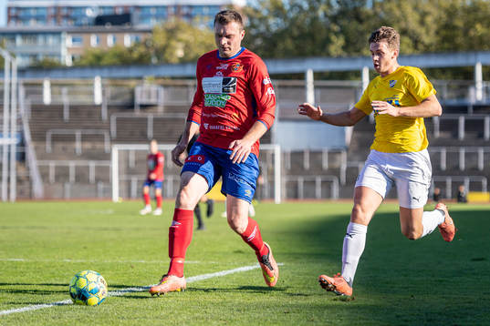 Varbergs GIFs Armin Helvida mot IFK Malmös Emil Jönsson