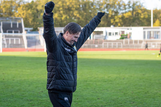 IFK Malmös tränare Per Harrysson jublar