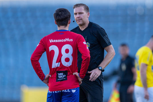 Domare Mattias Theander i samtal med Varbergs GIFs Liam