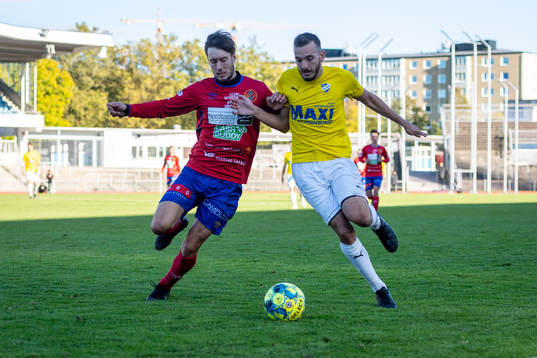 Varbergs GIFs Isac Johansson mot IFK Malmös Ilir Tahiri