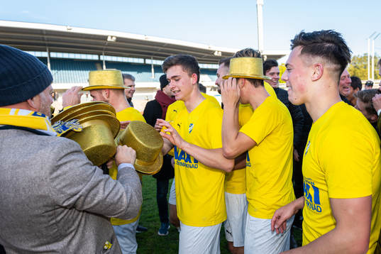 IFK Malmös spelare tar emot guldhattar