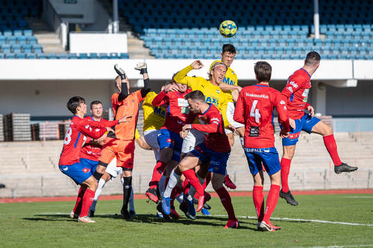 IFK Malmös Emil Johansson nickar bollen mot mål