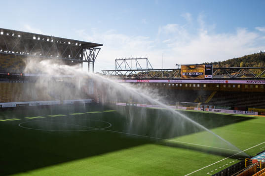 Vattniong av konstgräset på Borås arena