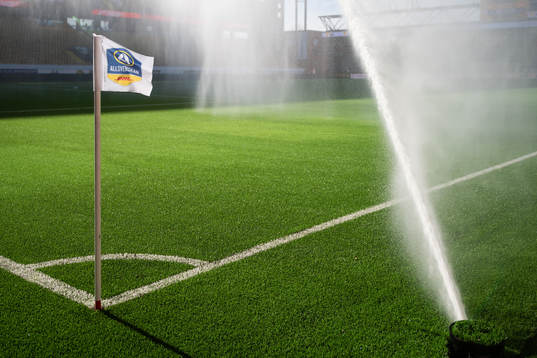 Vattniong av konstgräset på Borås arena