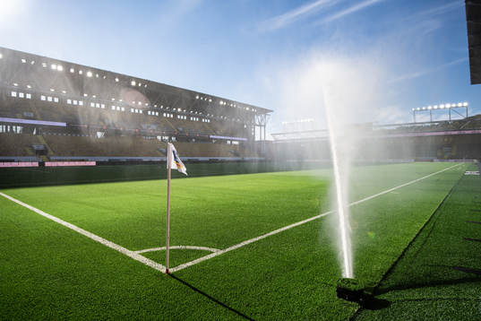 Vattniong av konstgräset på Borås arena