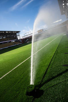 Vattniong av konstgräset på Borås arena