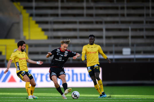 Elfsborgs Frederik Holst och Joseph Okumu försvarar mot