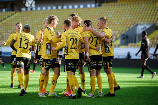 Elfsborgs Frederik Holst jublar med lagkamrater