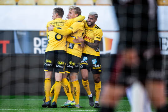 Elfsborgs Jeppe Okkels gratuleras av Samuel Holmén och
