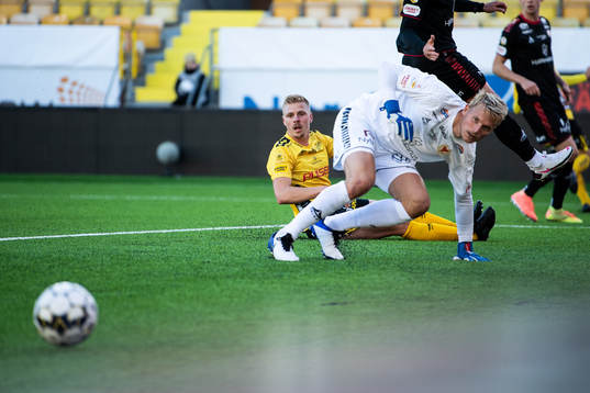 Elfsborgs Per Frick och Kalmars målvakt Ole Söderberg ser