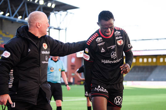 Kalmars Gbenga Arokoyo lämnar planen