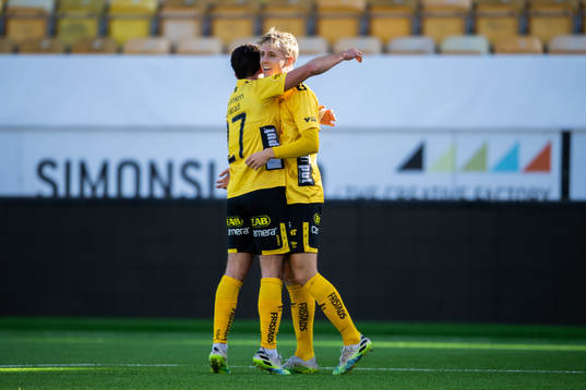 Elfsborgs Jeppe Okkels gratuleras av Frederik Holst