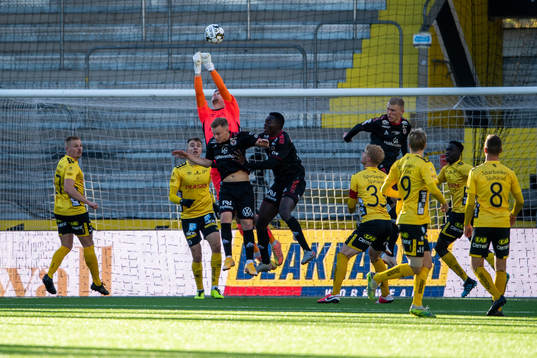 Elfsborgs målvakt Tim Rönning boxar bort bollen