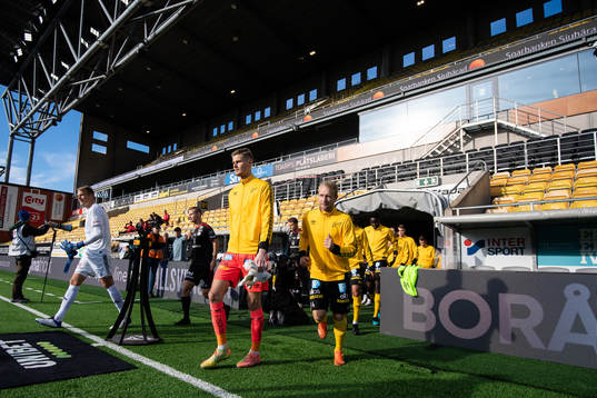 Lagen kommer in på arenan