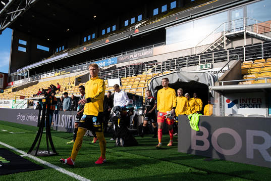 Lagen kommer in på arenan