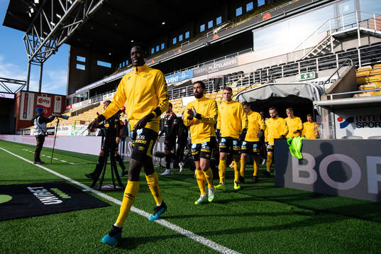 Lagen kommer in på arenan
