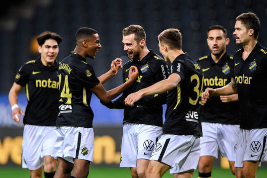s Paulos Abraham och Filip Rogic jublar