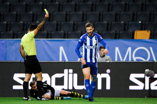 IFK Göteborg Mattias Bjärsmyr får en varning av domare