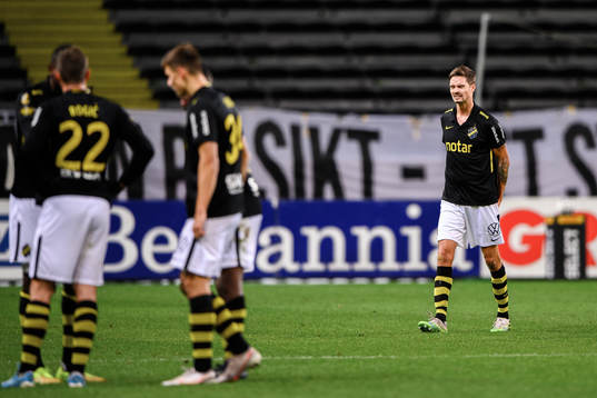s Mikael Lustig lämnar planen