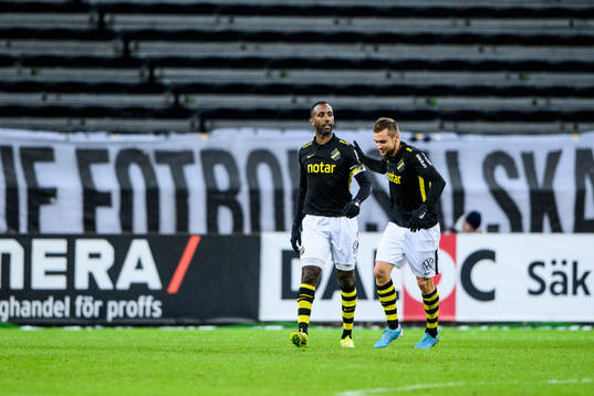 s Henok Goitom och AIK:s Filip Rogic jublar