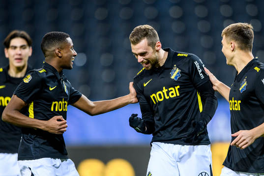 s Filip Rogic jublar med lagkamrater