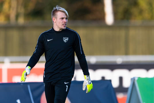 IFK Norrköpings målvakt Isak Pettersson före