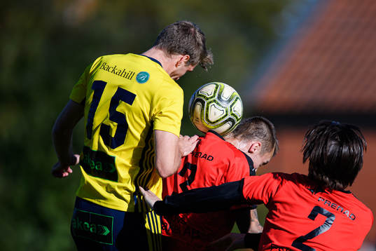 Ängelholms Johan Oremo i en luftduell mot Eslöv  Ted