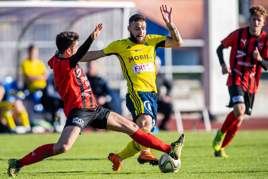 Eslöv Jihad Fakhouri tacklar Ängelholms Filip Pivkovski