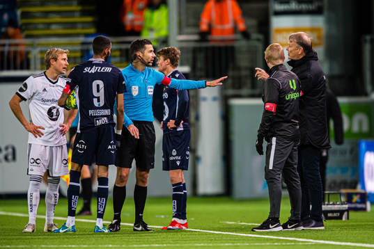 Per Ciljan Skjelbred of Rosenborg, Tore Hansen, referee,