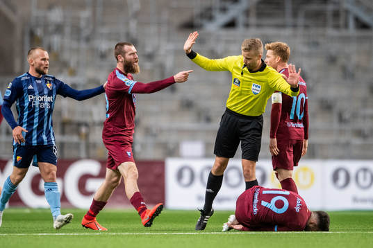 Malmö FFs Jo Inge Berget reagerar mot domare Glenn Nyberg