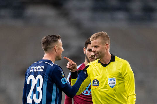 Djurgårdens Fredrik Ulvestad och domare Glenn Nyberg i en
