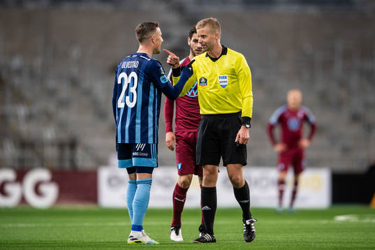 Djurgårdens Fredrik Ulvestad och domare Glenn Nyberg i en
