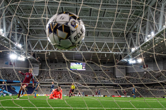 Malmö FFs Ola Toivonen (ej i bild) gör 0-1 bakom