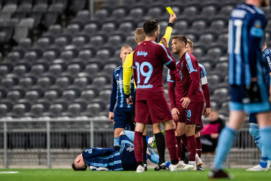 Malmö FFs Anders Christiansen får ett gult kort av domare