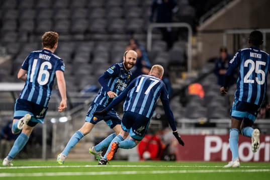 Djurgårdens Curtis Edwards och Kalle Holmberg jublar