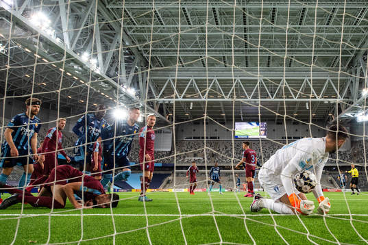 Malmö FFs målvakt Marko Johansson deppar samtidigt som