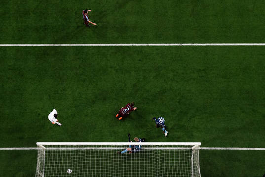 Djurgårdens Kalle Holmberg gör 3-2 bakom Malmö FFs
