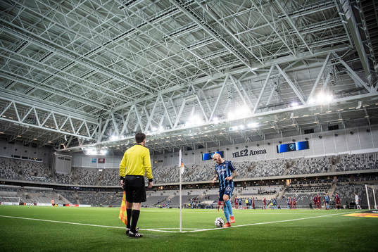 Djurgårdens Magnus Eriksson gör sig redo för en hörna
