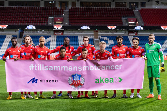 Helsingborgs med en banderoll om bröstcancer