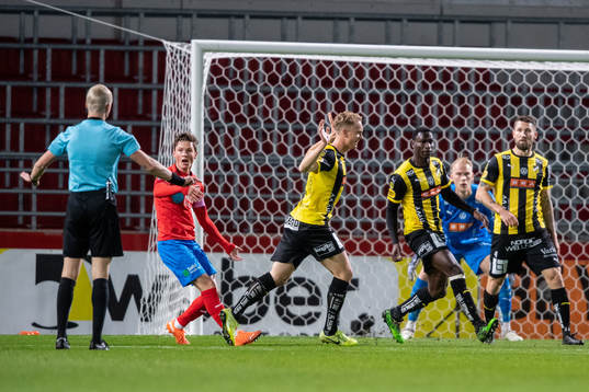 Helsingborgs Max Svensson reagerar mot domaren