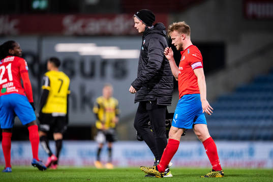Helsingborgs Andreas Landgren lämnar planen skadad