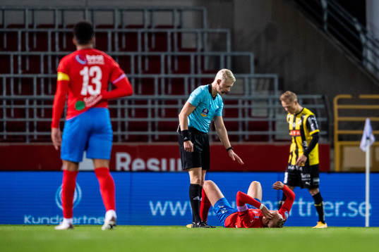 Helsingborgs Jakob Voelkerling Persson har ont