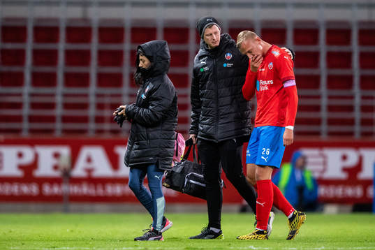 Helsingborgs Jakob Voelkerling Persson lämnar planen skadad