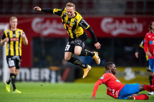 Häckens Adam Andersson och Helsingborgs Mohammed Abubakari