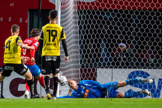 Häckens målvakt Pontus Dahlberg räddar ett skott av
