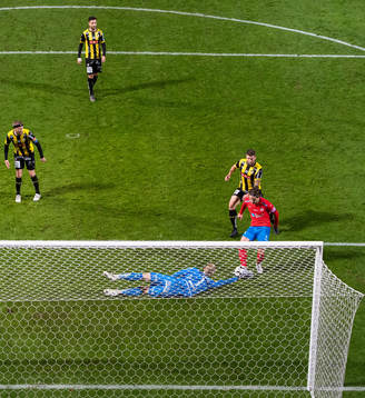 Häckens målvakt Pontus Dahlberg räddar målchans från